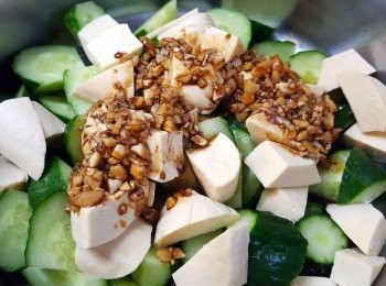 step5: 將所有<span class="group_1">材料</span>與<span class="group_2">調味料</span>拌勻。