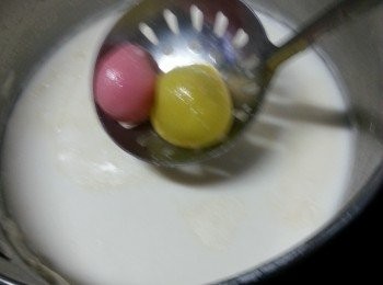 step20: 將已經煮熟的湯圓隔去水份加入杏仁糖水中煮滾即可熄火