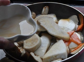 step6: 再放入適量的玉米粉水勾芡汁