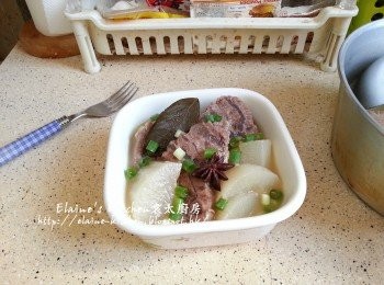 step8: 將蘿蔔牛展連湯放入碗內 , 再加入蔥粒即可