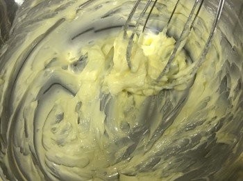step1: 先將奶油放置室溫軟化
用打蛋器稍微打至泛白