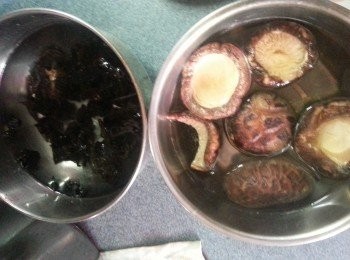 step1: 冬菇及雲耳先用水浸軟(冬菇見浸軟後第一次的水不要,防有琉璜成份在內,再加入食用開水再浸)