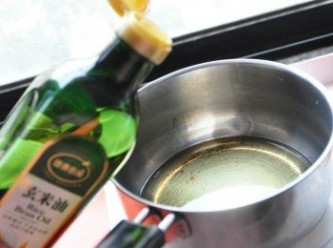 step4: 準備適量的味全黃金玄米油熱鍋