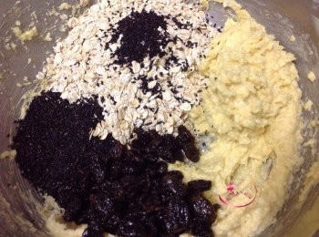 step2: 加入即食燕麥片》葡萄乾（先用少許的蘭姆酒泡過）》熟黑芝麻，用拌壓的方式拌勻