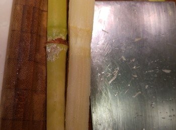 step2: 竹蔗一開二再削皮, 修飾竹蔗長短和粗度。