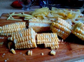 step1: 鹹菜洗淨瀝乾後切條 , 薑去皮切絲 , 粟米切段