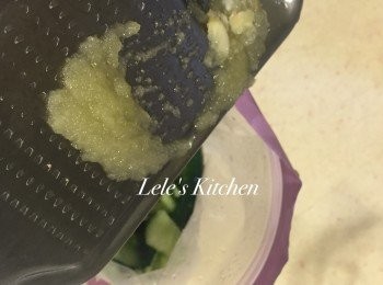 step3: 接著放入蒜泥、鹽與胡椒、香油還有醋
(放蒜泥會比蒜丁還更快入味喔！)
把袋子封好搖一搖，放入冰箱15分鐘