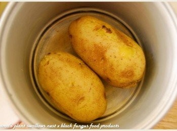 step2: 先將馬鈴薯的外皮充分刷洗乾淨後，直接放入電鍋中，蒸煮至鬆軟。