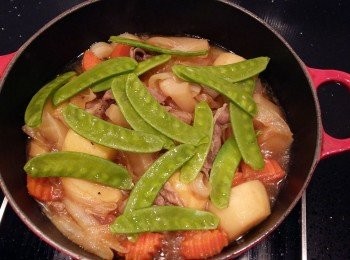 step4: 完成前2分鐘開蓋放入碗豆煮熟,熄火前撒上少許的黑胡椒粉即完成。