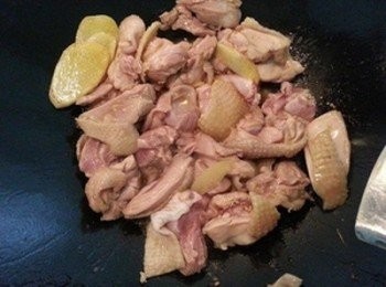 step2: 將雞肉放入鍋內翻炒