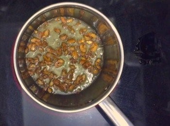 step3: 熱鍋下油，看見油起紋下蒜頭，小火把蒜頭炸至焦黃色，撈起只留起油
（這個是為了油有蒜香）