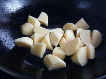step2: 燒熱油鍋，加入馬鈴薯炒一會。