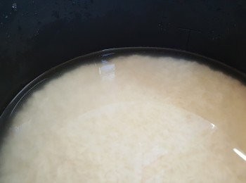 step2: 將糯米洗淨後，加入水份(蓋過糯米1寸高)，放入電飯煲浸過夜。