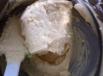 step3: 然後篩入中筋麵粉，利用橡皮刮刀輕手拌均勻