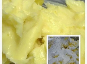 step2: 把無鹽牛油，鹽與糖霜(已過篩)一起打至軟滑，篩入步驟(1)用膠刮攪拌使粉類與牛油稍為混合後再加入牛奶拌勻至無粉粒及成團。(不要攪拌過久以免麵粉起筋)