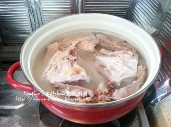 step1: 火雞殼放入煲內加入水蓋過雞殼 , 用中火出一出水