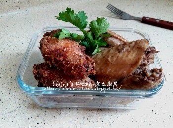 step11: 另外蒸好的<a href="https://bit.ly/3zHU5V3" target="_blank" data-keyword="雞翼" class="guide-link"><strong>雞翼</strong></a> <span style="display:inline-block;vertical-align:middle;margin-top:-3px;color:initial;border-radius:3px;padding:2px 3px;font-size:12px;line-height:14px;background:#87d300;color:#fff;">即買</span> 逐一放入碟或器皿內 , 最後放上芫茜裝飾即可