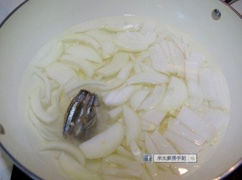 step2: 白蘿蔔切薄片，洋蔥切絲，小魚乾去頭去腸後放入茶包內，連蒜茸和6碗水一起放入煲中煮滾。