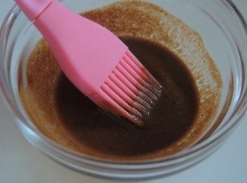 step2: 第二天取出豬腩肉，倒去鹽水。攪勻五香粉、細鹽、白胡椒粉和紹興酒。