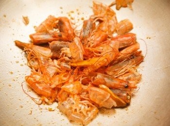 step2: 將蝦殼用油炒香後加入400ml的水熬煮成蝦湯後備用。