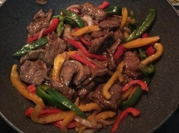 step6: 放入甜椒和牛肉中大火拌炒後轉小火，再加入煮好的麵條，拌勻後試味道用鹽做調整。再延鍋邊淋入黑醋並放下蔥段，拌兩下即可起鍋盛盤。