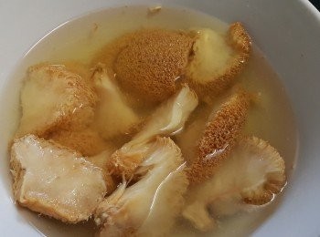 step3: 猴頭菇，用清水浸泡15分鐘，再搾乾水份浸洗 2次