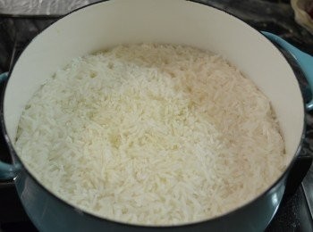 step7: 再蓋上鍋蓋轉小火煮約6分鐘至水份約7分乾。（ 米粒呈膨脹，泡在少許水份中，不會看到有明顯的水份在米的表面。）