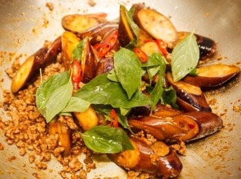 step5: 起鍋前再加入少許的糖、辣椒和九層塔調味即可。