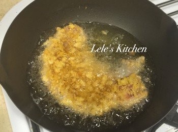 step3: 這時可以熱油鍋
油鍋熱到插入木筷時筷子邊邊冒出小氣泡
就可以將豬排下鍋了！