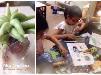 step2: 將馬莉餅壓碎成小盆栽的泥土，一層餅碎夾一層石頭朱古力倒至啫喱杯8分滿後挖中央少少洞放上巳搓好的糖粉團植物便可上桌享用