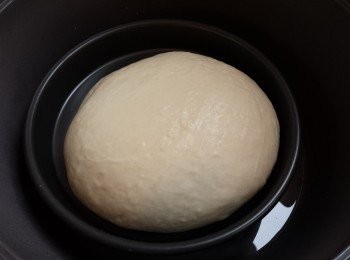 step4: 將發酵好的麵糰進行排氣，排氣後搓成麵糰，蓋上保鮮紙鬆弛20分鐘。