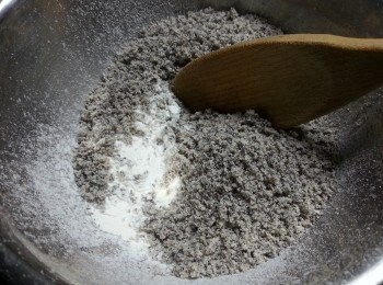 step5: 先將篩好的底筋粉加入已經炒成粉狀的豆渣拌勻