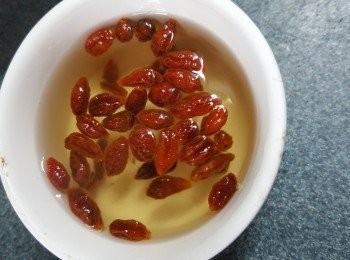 step11: 到第二天早上,先將5g杞子用滾水浸2分鐘再隔去水份