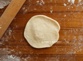 step9: 再來用桿麵棍將<span class="group_2">麵糰</span>擀成中心厚、外圍略薄的圓形。