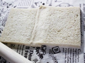 step2: 用麵粉掍把重疊位連接，並把整片麵包由頭到尾用力轆薄一次