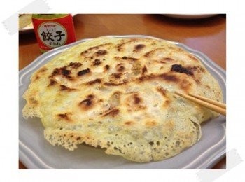 step5: 一大片的冰花煎餃~~ 表皮酥脆的樣子就讓人吞口水呢^^"