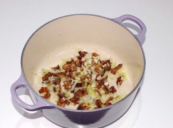 step4: 依序將蒜末放入炒香,再將西洋芹炒軟但不要將蔬菜炒到焦黃,再將牛肝菌菇放入炒出香氣