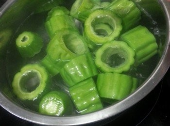 step2: 涼瓜用滾水落雞粉一湯匙煮4分鐘,琼乾水待用