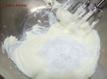 step6: .將<span class="group_1">材料</span>放進盆子後,將軟化的奶油乳酪打發後和砂糖仔細拌勻,