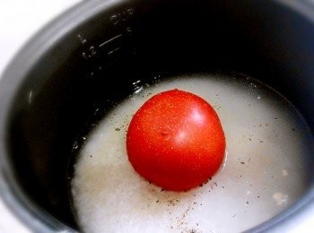 step1: 將蕃茄放入已洗好的米, 加入適量的黑椒, 香草及海鹽, 按下電掣。