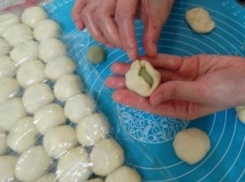 step5: 5 1.<span class="group_2">油皮</span>及油酥各自分割,整圓,(一個量是<span class="group_2">油皮</span>15G,油酥10G內餡25g),2.<span class="group_2">油皮</span>桿開成圓包入油酥如圖,3.依土司二次桿捲方式桿捲二次<span class="group_1"> 油酥</span>1.低筋麵粉用濾網過篩.無水奶油放軟材料用手拌勻成糰再加紫暮粉紅鞠粉抹茶粉草莓粉量隨意揉勻,蓋保鮮膜冷蔵