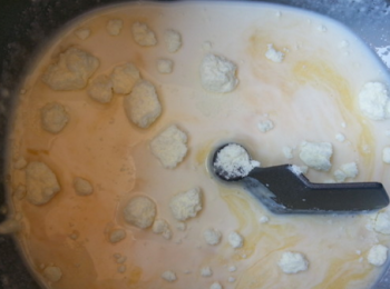 step2: 接著下全蛋液，奶粉增加奶香。