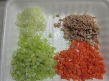 step2: 芹菜.洋蔥.胡蘿蔔.燻雞肉或培根切小小丁