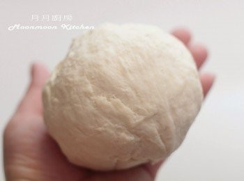 step4: 搓揉成光滑麵糰，滾圓蓋上濕布(或蓋上蓋子)，在室溫下鬆弛一小時。