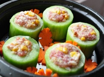 step6: 再把鑲肉的大黃瓜放入電鍋，順便將紅蘿蔔花也放入蒸盤一起蒸煮約20分鐘