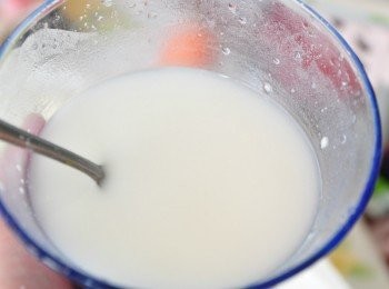 step6: 備<span class="group_2">奶油醬汁</span>:鮮奶約100cc、玉米粉、中筋麵粉宇冷水調和均勻