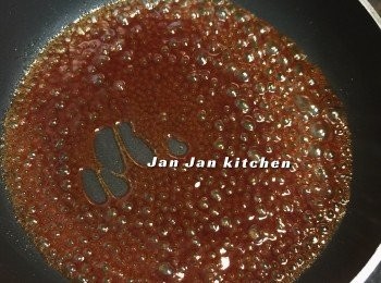step5: 將調味料煮熱，慢火煮至收汁，放入無花果乾拌勻，<a href="https://bit.ly/3zHU5V3" target="_blank" data-keyword="雞翼" class="guide-link"><strong>雞翼</strong></a> <span style="display:inline-block;vertical-align:middle;margin-top:-3px;color:initial;border-radius:3px;padding:2px 3px;font-size:12px;line-height:14px;background:#87d300;color:#fff;">即買</span> 回鍋沾上醬汁即可。
其他食譜，請看我的個人facebook專頁： https://www.facebook.com/pages/Jan-Jan-Kitchen/1013038405396937