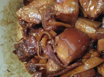 step5: 下紹興酒2湯匙, 生抽一湯匙, 老抽半湯匙,兜勻,加水到差不過蓋過材料,慢火炆大約一小時至腩肉軟身即可。