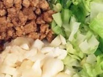 step3: 醃餡料做法：
step1: 植物牛肉碎用開水沖洗，馬蹄切粒，
step2: 椰菜洗淨，略微灼熟至軟化後切幼絲，