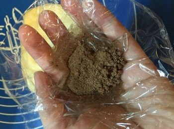 step1: 將粉團搓好後分成兩份。
其中一份加入朱古力粉！
我先用少少水開溶朱古力粉，令粉團唔會乾！